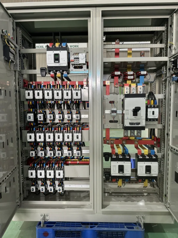 Armoire électrique industrielle ouverte montrant les jeux de barres et les disjoncteurs modulaires